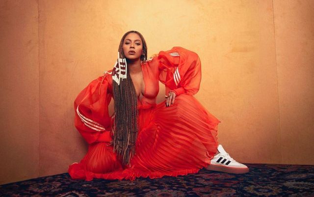 La paire de sneakers Adidas Sleek Super 72 Beyonce Ivy Park portée par Beyoncé sur son compte Instagram @beyonce