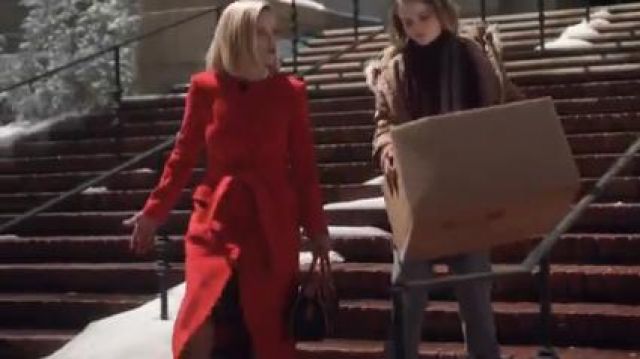 Manteau rouge porté par Elena Richardson (Reese Witherspoon) en Petits Feux Partout Saison 1 Épisode 7