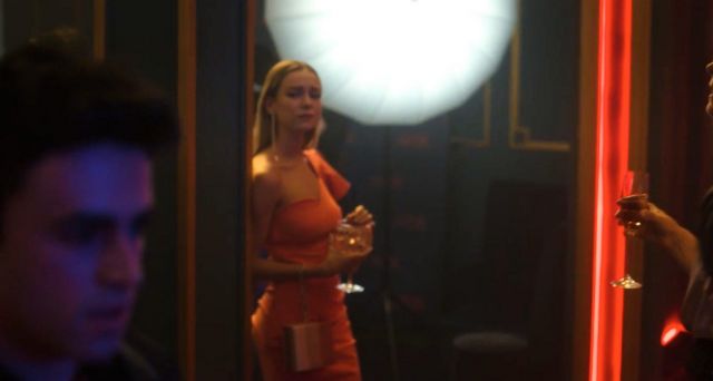 Elisabetta Franchi un vestido rosa de hombros usado por Carla Rosón Caleruega (Ester Expósito) como se ve en Elite (Temporada 3)