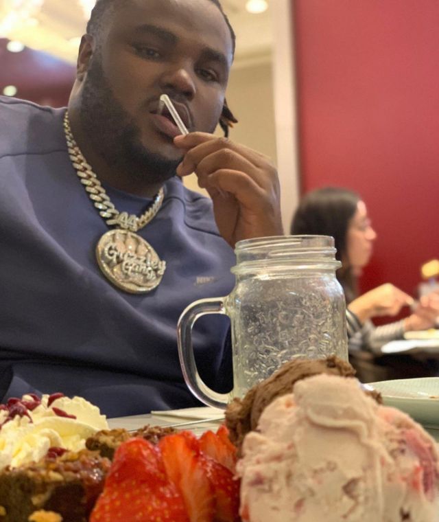 Le pull Nike tech fleece bleu porté par Tee Grizzley sur son compte Instagram @tee_grizzley