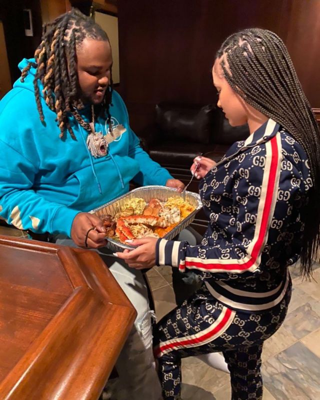 Le sweatshirt à capuche bleu Off-White Blue Tape Arrows porté par Tee Grizzley sur son compte Instagram @tee_grizzley