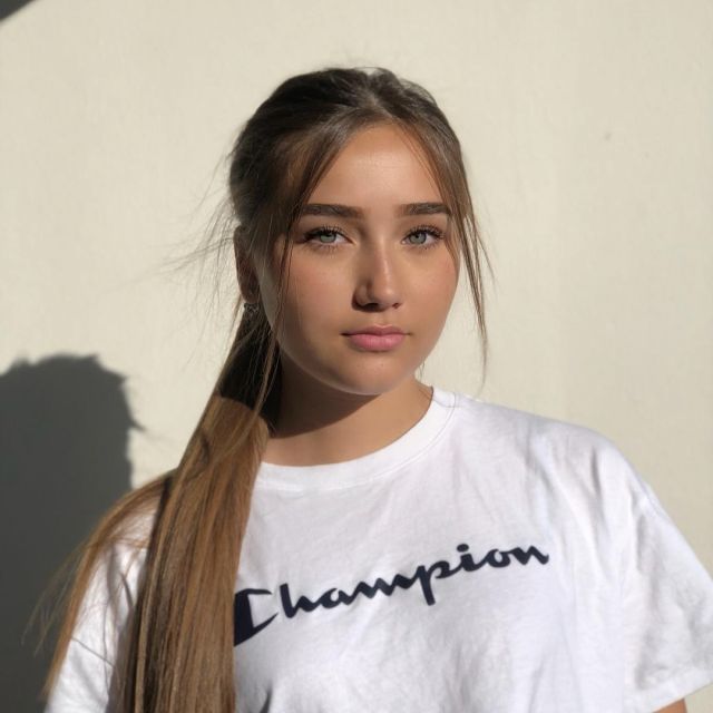 The white t-shirt Champion worn by Leah Spk on his account Instagram @lea_spk