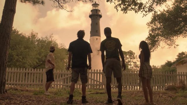 Obéir t-shirt porté par le Pape (Jonathan Daviss) comme on le voit dans les Outer Banks (S01E02)