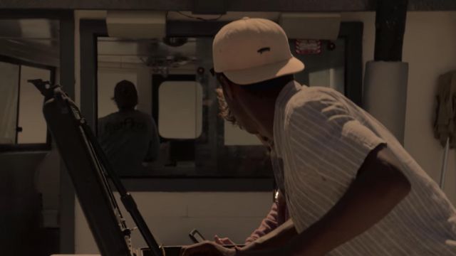 White Hat Cap porté par le Pape (Jonathan Daviss) comme on le voit dans les Outer Banks (S01E03)