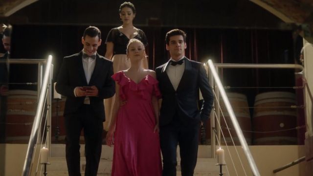 Asos Ruffles Pink dress worn by Carla (Ester Expósito) as seen in Elite S01E04