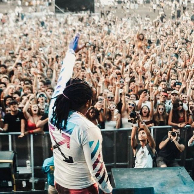 La sudadera Off-White Diag Gradient usada por Tee Grizzley en su cuenta de Instagram @tee_grizzley