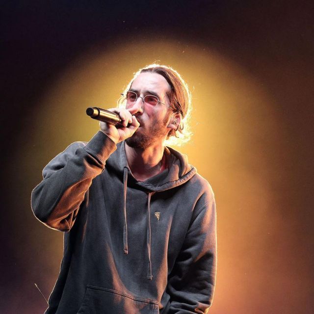 Sweatshirt gray logo pizza worn by Lomepal on the account Instagram of @antolomepalfan
