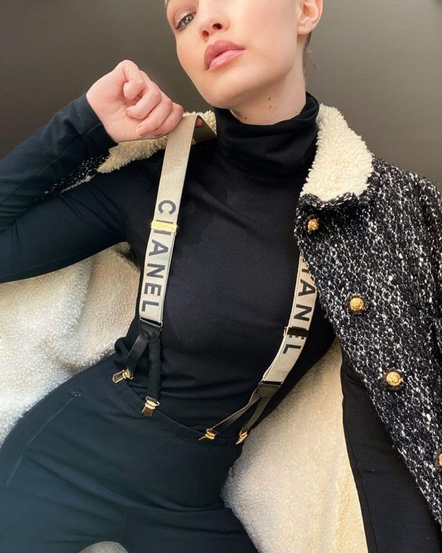 Shoulder straps Chanel logo worn by Jelena Noura "Gigi" Hadid on his account Instagram @gigihadid