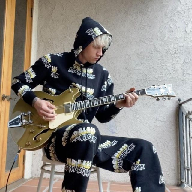 Le sweatshirt à capuche Fucking Awesome porté par Machine Gun Kelly sur son compte Instagram @machinegunkelly