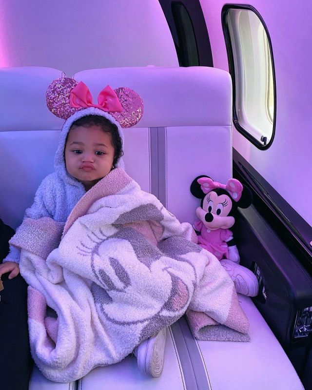The headband ears, Minnie Mouse Disney worn by the daughter of Kylie Jenner on the account Instagram of @kyliejenner