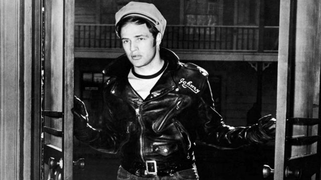 The biker Johnny Strabler (Marlon Brando) in equipped wild