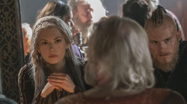 The round earrings of Lagertha (Katheryn Winnick) in Vikings (Season 5 Episode 12)