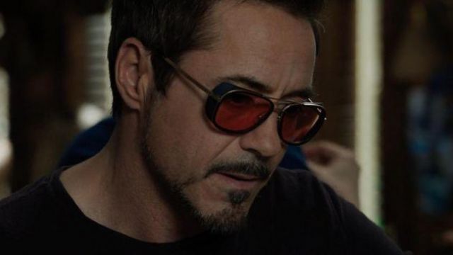 Les lunettes à verres rouges de Tony Stark (Robert Downey Jr.) dans Iron Man 3