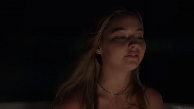 Le collier choker étoilé de Sarah Cameron (Madelyn Cline) dans Outer Banks (Saison 1 Episode 6)