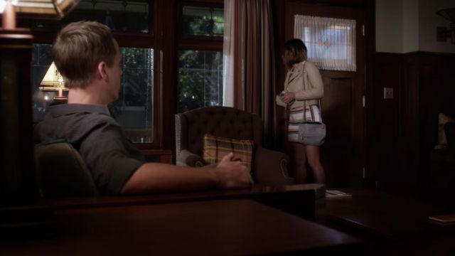 Le sac à main Givenchy Mini Pandora porté par Aria Montgomery (Lucy Hale) dans la série Pretty Little Liars (Saison 6 Episode 15)