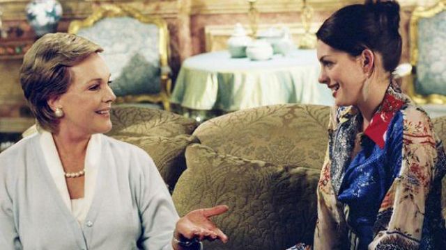 Le chemisier multicolore de Mia Thermopolis (Anne Hathaway) dans Un mariage de princesse
