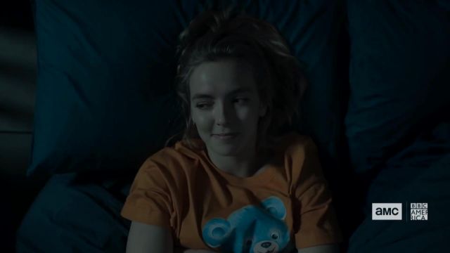 Orange teddy bear t-shirt worn by Villanelle (Jodie Comer) in Killing Eve (S03E03)