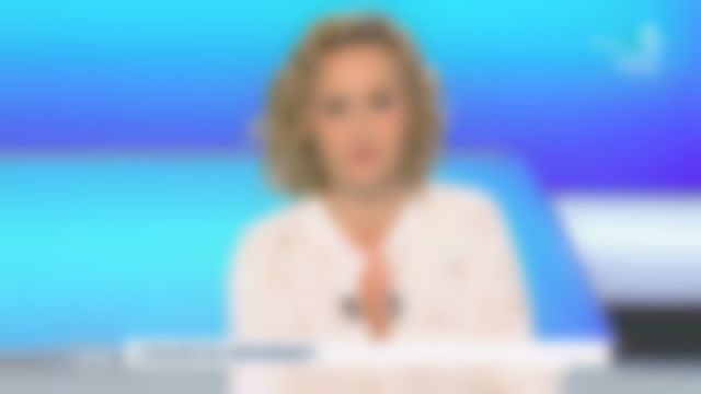 La chemise imprimée avec design sans col de Caroline Roux dans C dans l'air le 23.04.2020