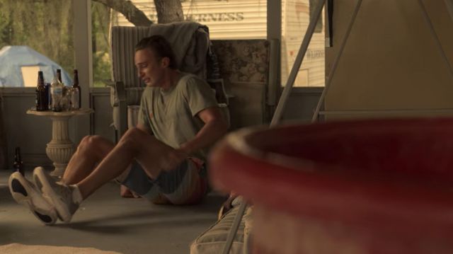 Zapatillas Nike en gris blanco usadas por Rafe (Drew Starkey) como se ve en Outer Banks (S01E10)