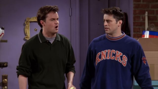 Le pull des Knicks de New York bleu et orange de Joey Tribbiani (Matt LeBlanc) dans Friends (S04E12)