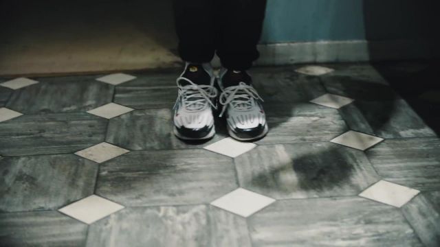 Les sneakers Nike portées par Maes dans son clip Dragovic
