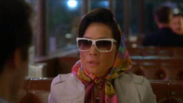 Carré blanc lunettes de soleil portées par Simone Grove (Lucy Liu) dans lesquelles les Femmes Tuent (S01E04)