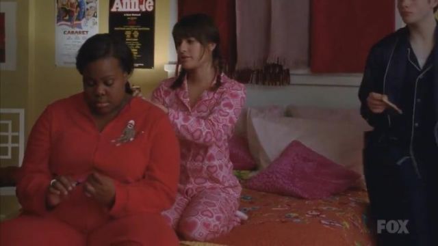 Le pyjama rouge porté par Mercedes Jones (Amber Riley) dans Glee (S02E12)