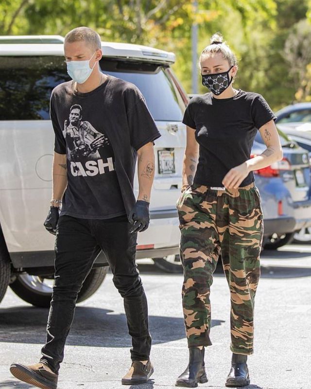 Gucci Leon Cuir Glissement Sur Chaussons portés par Miley Cyrus à Los Angeles, le 23 avril 2020