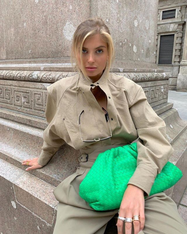 Bottega Veneta Vert Pochette Sac porté par Xenia Adonts sur son Instagram account @xeniaadonts