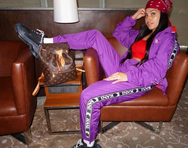 Le pantalon Karl Kani Tape Track­pants Purple porté par Mabel sur son compte Instagram @mabel