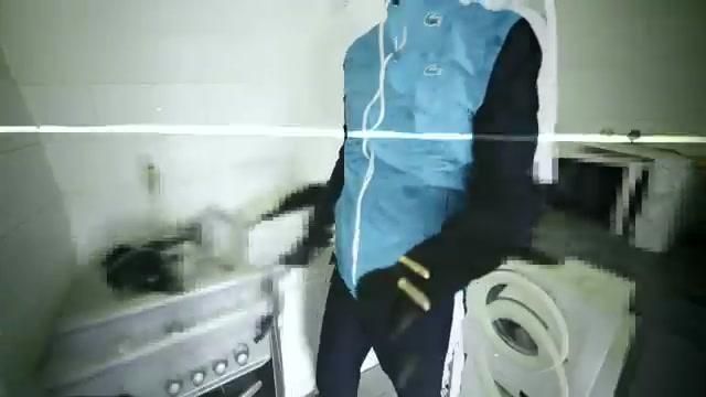 Le survêtement Lacoste bleu porté par SCH dans son clip Interlude 