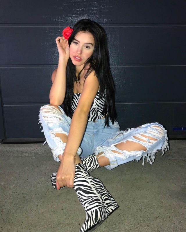 The headband zebra print of Leah on his account Instagram @leaelui