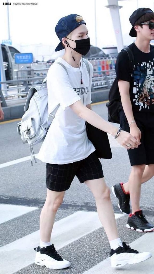 Nike White and Black Sneakers usadas por Yoongi aka Suga de BTS en el aeropuerto