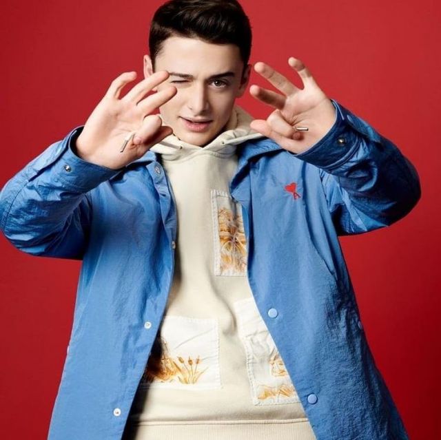 The jacket in blue at pressures Friend Paris worn by Noah Shnapp on the account Instagram of @noahschnappacts