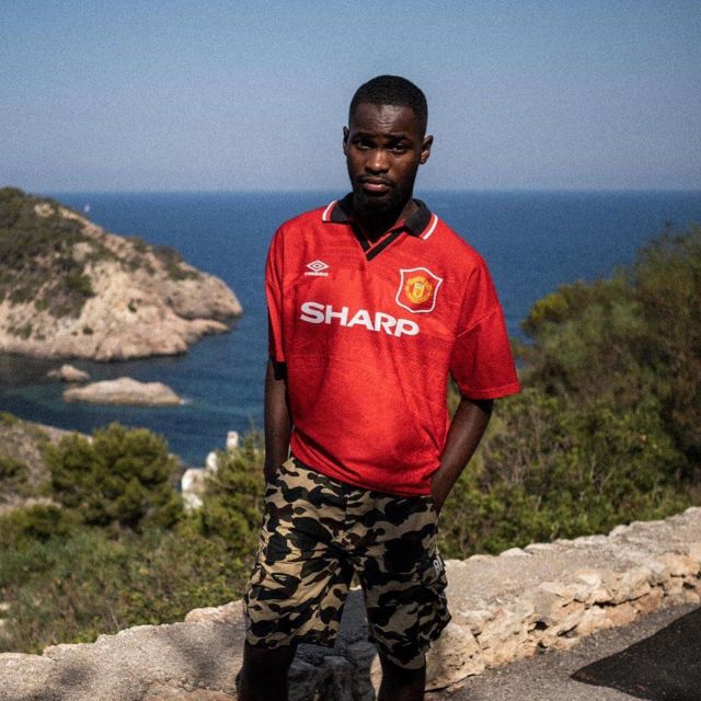 The jersey Manchester United Umbro worn by David Omoregie on his account Instagram @santandave 