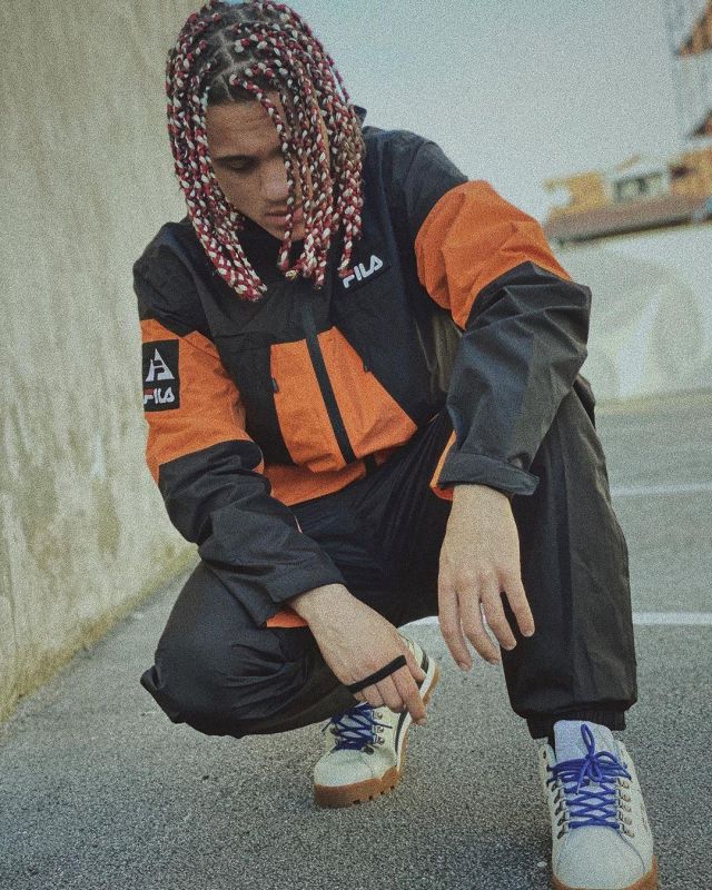 La veste Fila orange et noire portée par Samurai Jay sur son compte Instagram @samuraijay