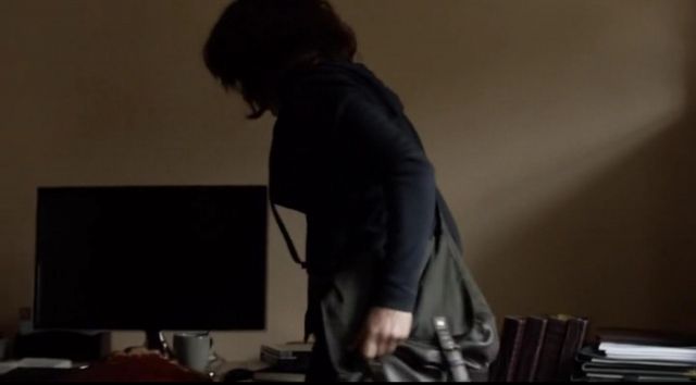 The shoulder bag green-black of Carrie Mathison (Claire Danes) in Homeland (Season 5 Episode 7)