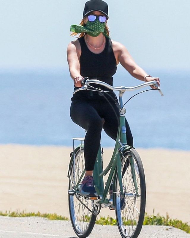 Apple Gold Alu­minum Case used by Reese Witherspoon Malibu April 26, 2020