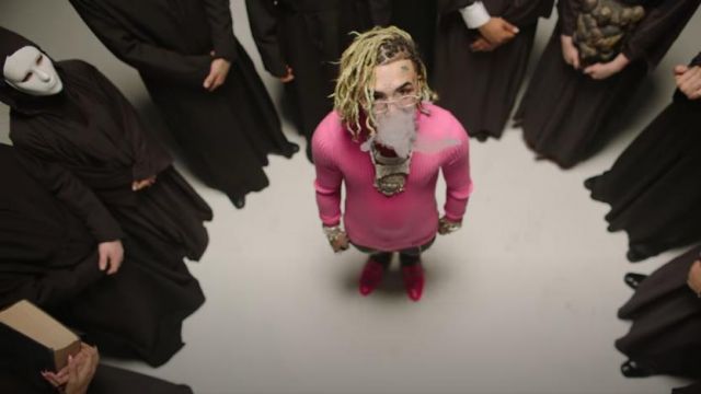 Gucci Pink Flu­o­res­cent Prince­town Loafers worn by Lil Pump in the music video Lil Pump & Anuel AA - "ILLUMINATI" (Official Music Video)