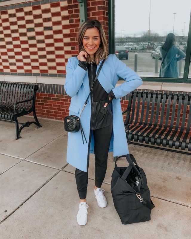 Moderne Manteau Bleu de Kate sur l'Instagram account @pinesandpalms3