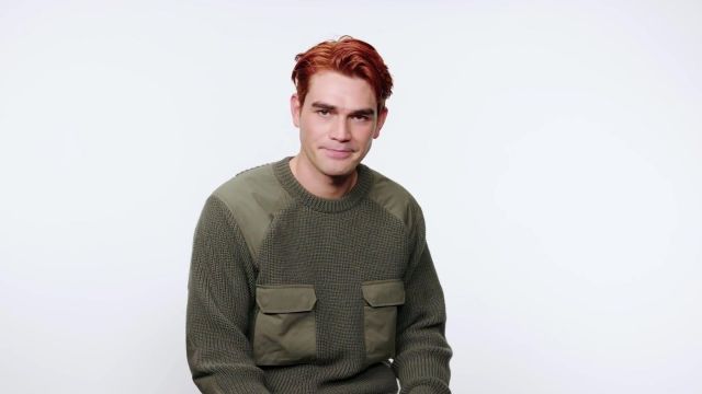 Le pull kaki Haven de KJ Apa dans la vidéo YouTube KJ Apa answers the web's most searched questions but better pour Wired