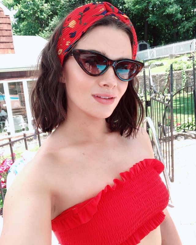 Red Off Shoul­der Crop Tops in red worn by Katie Stevens on her Instagram account @thekatiestevens