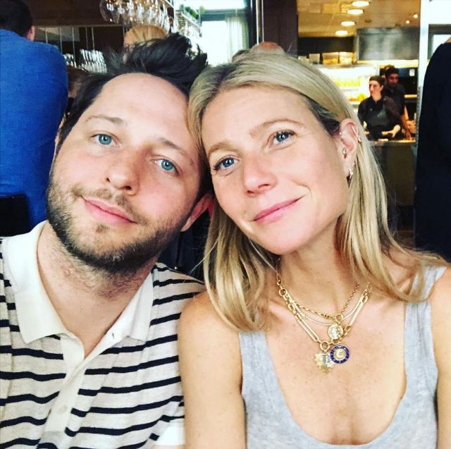 The grey tank top from Gwyneth Paltrow on his account Instagram @gwynethpaltrow