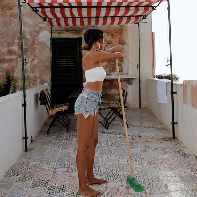 The jean shorts bleached Levi's worn by Julie Sariñana on the account Instagram of @sincerelyjules 