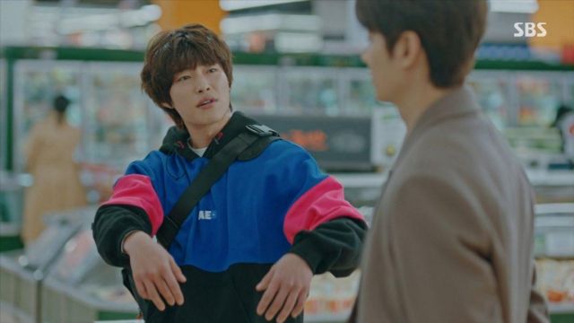 Sudadera con capucha de bloque de color usada por Jo Eun Seob (Woo Do-hwan) en The King: Eternal Monarch Episodio 3