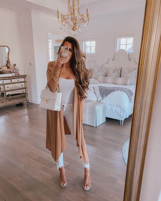 Maxi Cardi­gan of Emily on the Instagram account @emilyanngemma