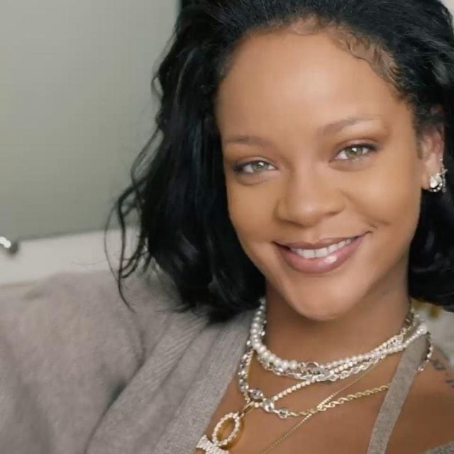 Va Shott Collier de Perles porté par Rihanna Fenty Beauté Instagram le 26 avril 2020
