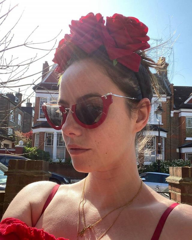 Les lunettes demi-monture rouges de Kaya Scodelario sur le compte Instagram de @kayascods