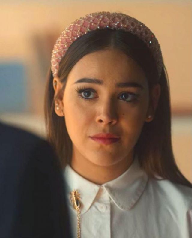 The headband wrapping ribbon worn by Read (Danna Paola) on a photo from the Elite series