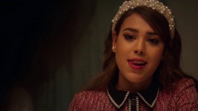 The headband beads worn by Read (Danna Paola) in the Elite series (Season 2 Episode 8)
